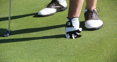 Does Wearing a Golf Glove Help Golfers